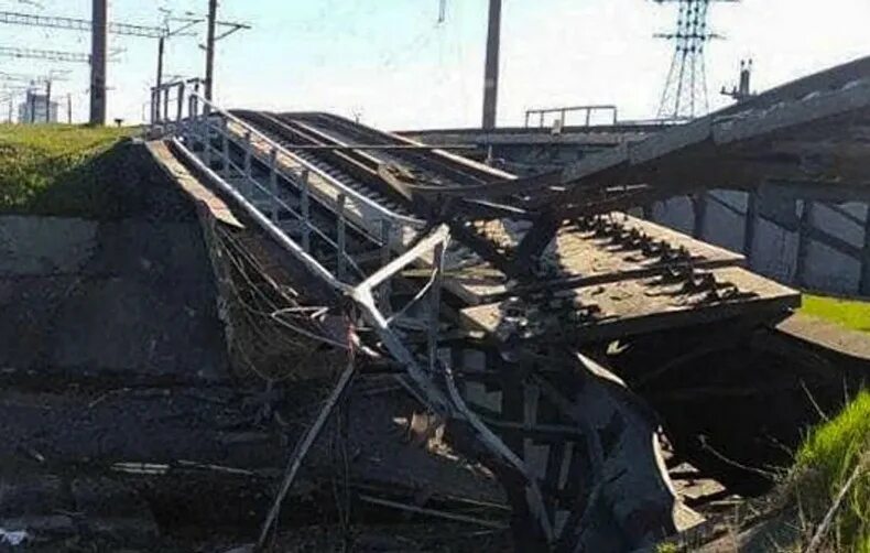 Подрыв жд моста. В курской области обрушился железнодорожный мост. обрушение железнодорожного моста в курске. мост мелитополь мелитополь взорван. мост в курской железнодорожный.