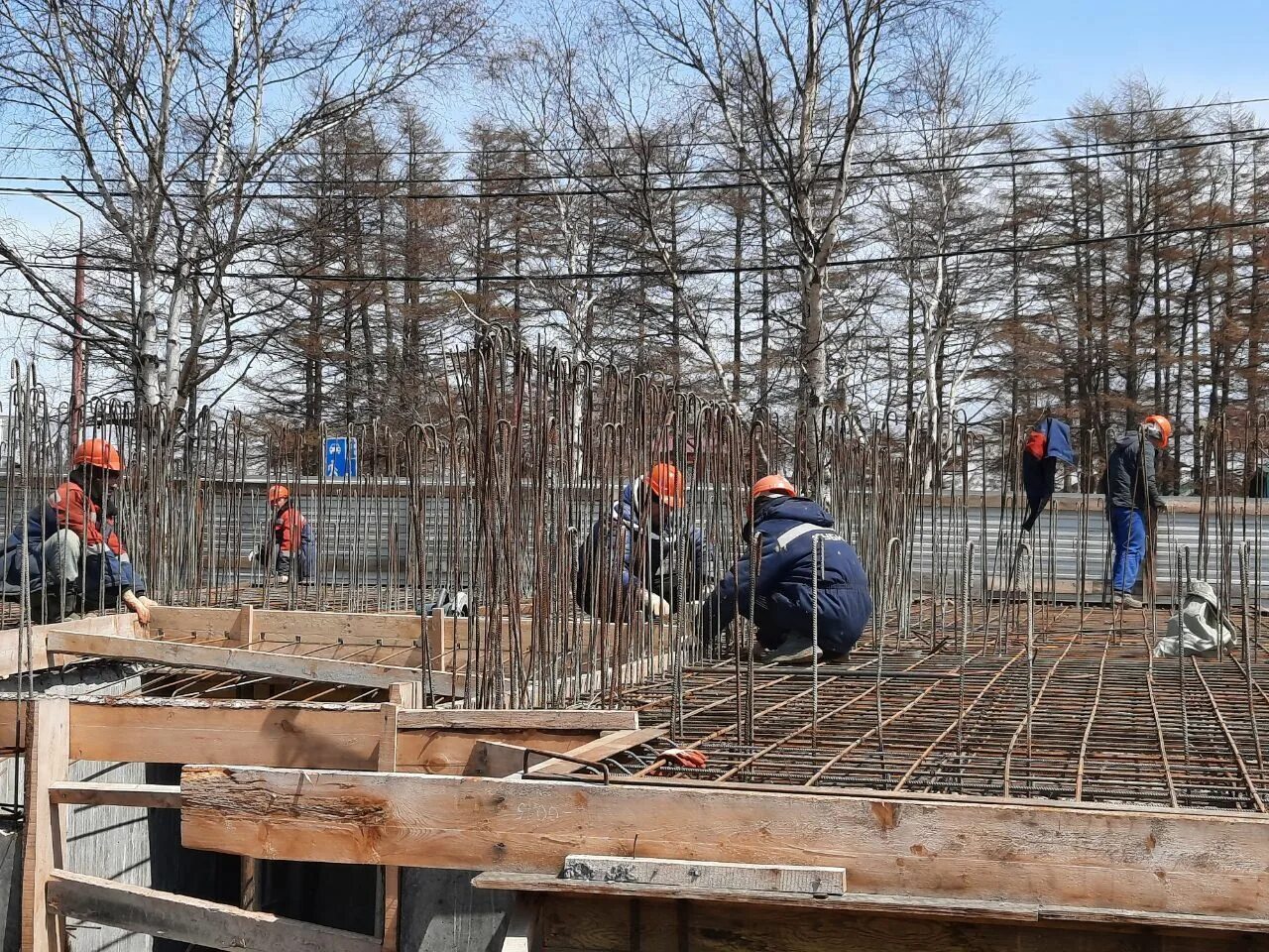 Строим сахалин. Стройка в южно сахалинск. Рабочие на стройке. Стройка. Сахалин стройка.