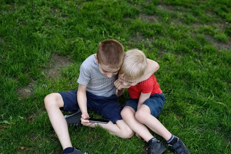 Mom 2 boys. Папа в семье. Рисунок мама и 2 сына. Два мальчика сидят на траве иллюстрация. Модные иллюстрации мама и два сына.
