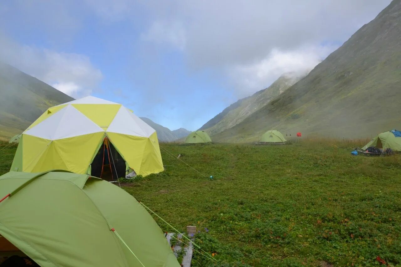 Camp 2050 красная поляна. Кэмп 2050 красная поляна. Палаточный лагерь в горах сочи. Палаточный лагерь в горах сочи. Палаточный лагерь красная поляна.