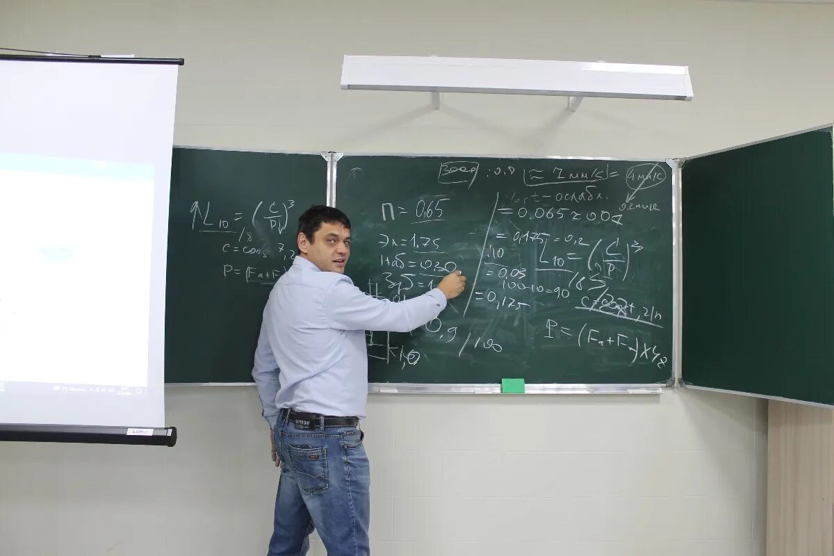 Учитель мужчина. Нкрп новороссийск. Колледж в белгороде преподаватели. Преподаватель ссуза. Учительница в классе.