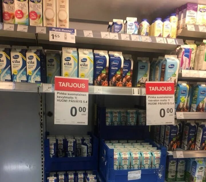 Срок годности товара. Ценники в финских магазинах. Человек выбирает продукты. Выбор продуктов в магазине. Просроченные продукты.