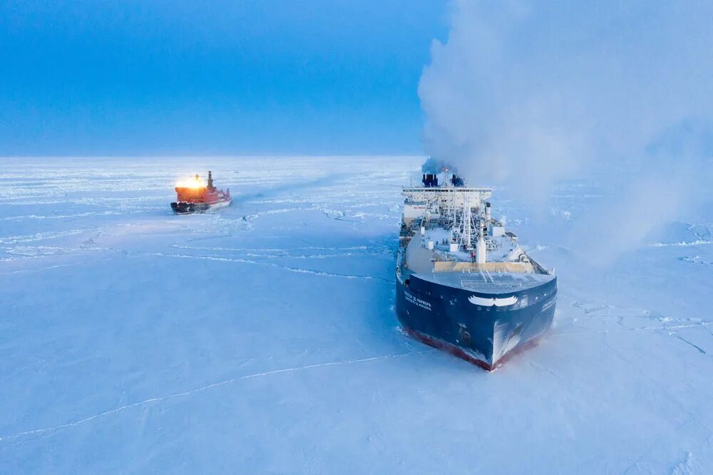 Атомный ледокольный флот ямал. Севморпуть пожар. Теплоход севморпуть атомоход. Атомный контейнеровоз севморпуть. Моряк северного флота зимой 2022.