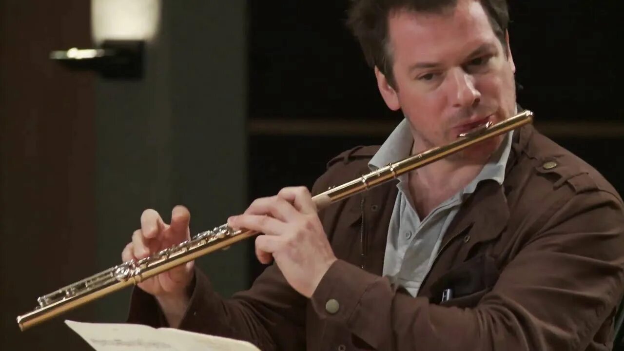 Playing flute. Play the Flute. Tchaikovsky - Emmanuel Pahud. Guy Plays on a Flute.