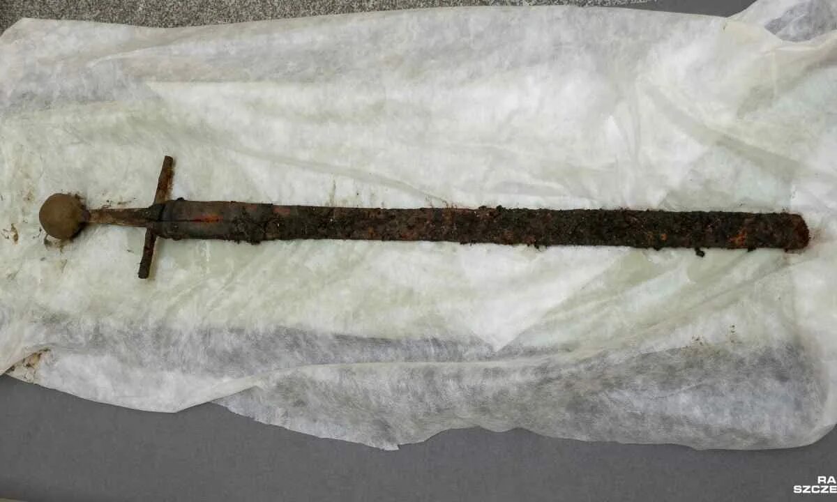 Меч русь 10 век. Меч ульфберта. Меч 13 века раскопки. Мечи которые были найдены. 6 мечей.