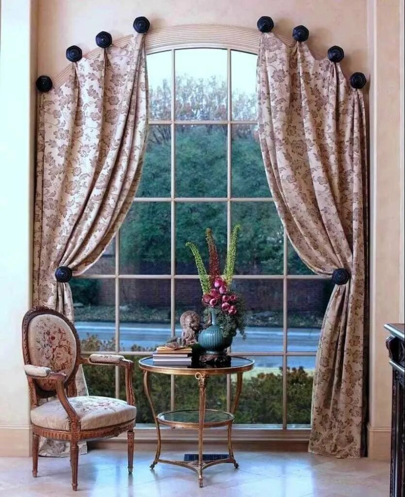 Curtains windows 10. Шторы для арочных оконон. Шторы на полукруглое окно. Портьеры на арочные окна. Декор для штор.