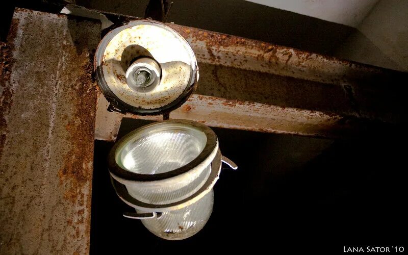 светильник в подвал гаража. лампы в погреб. светильник в подвале старом. светильник для подвала. лампа в подвале освещение.