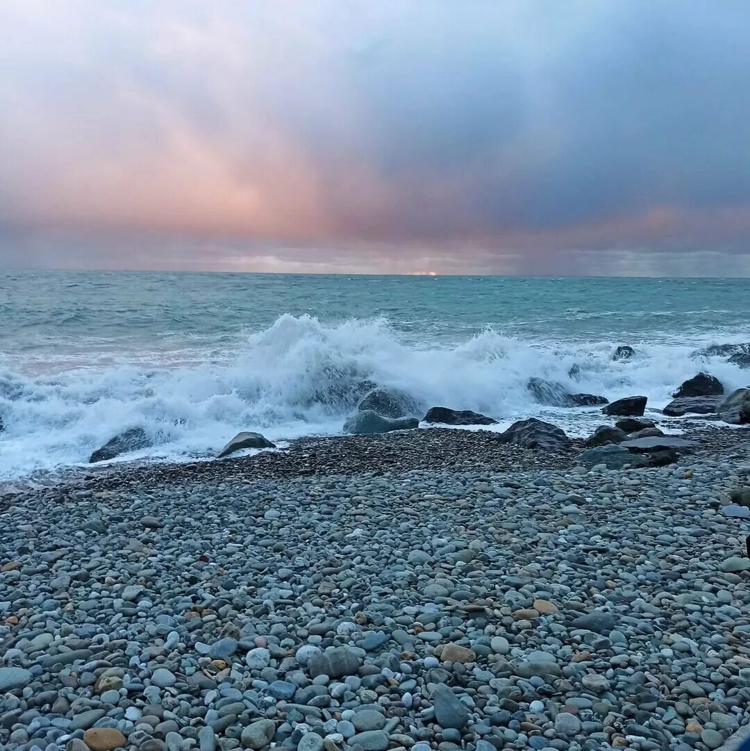 Картинки сочи море. Море в сочи в мае. Пляж дельфин лоо. Черное море пляж адлер. Море под сочи.