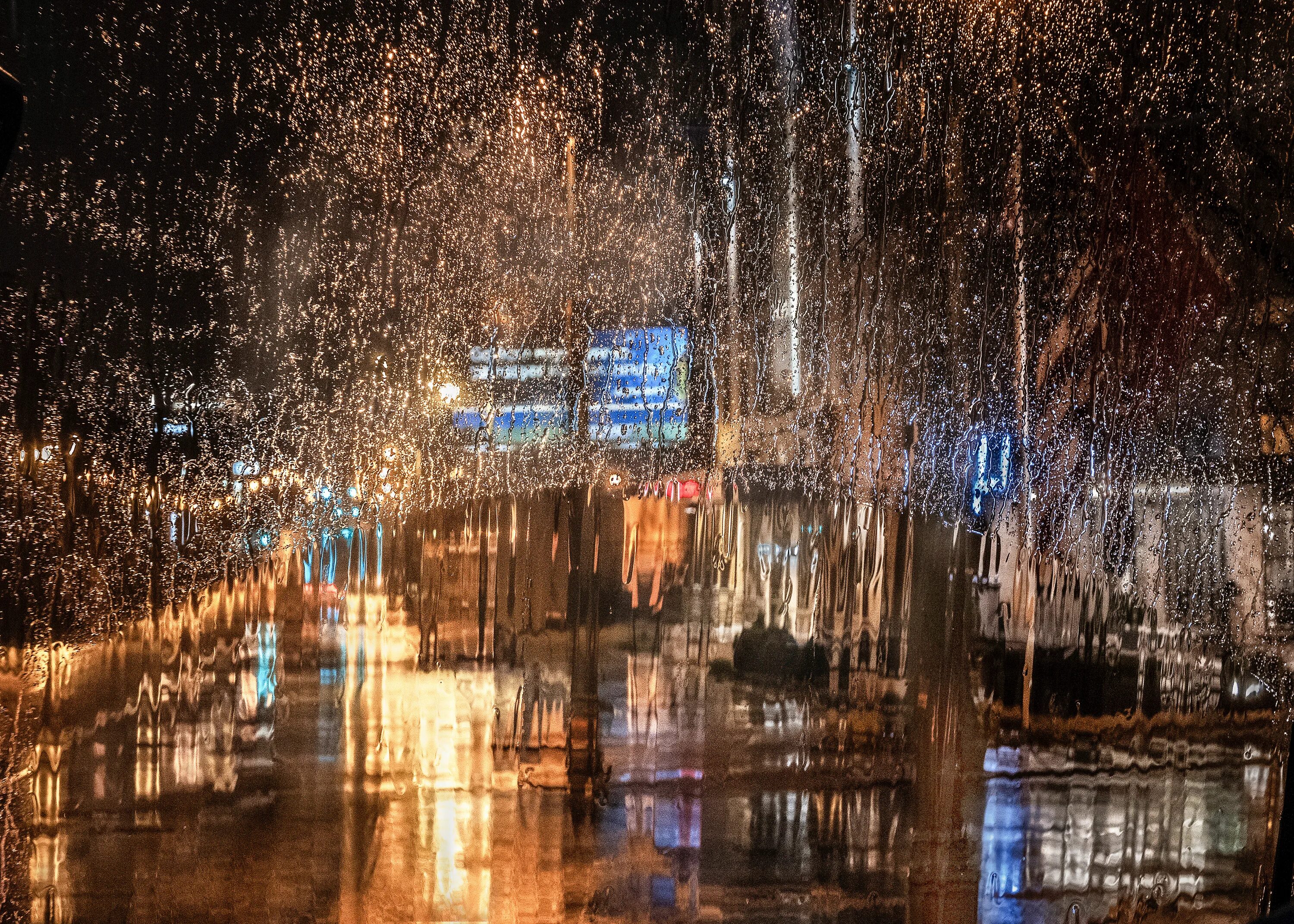 Веселый дождь города. Дождливый город. Дождь в городе. Ночной дождь. Дождь ночью.