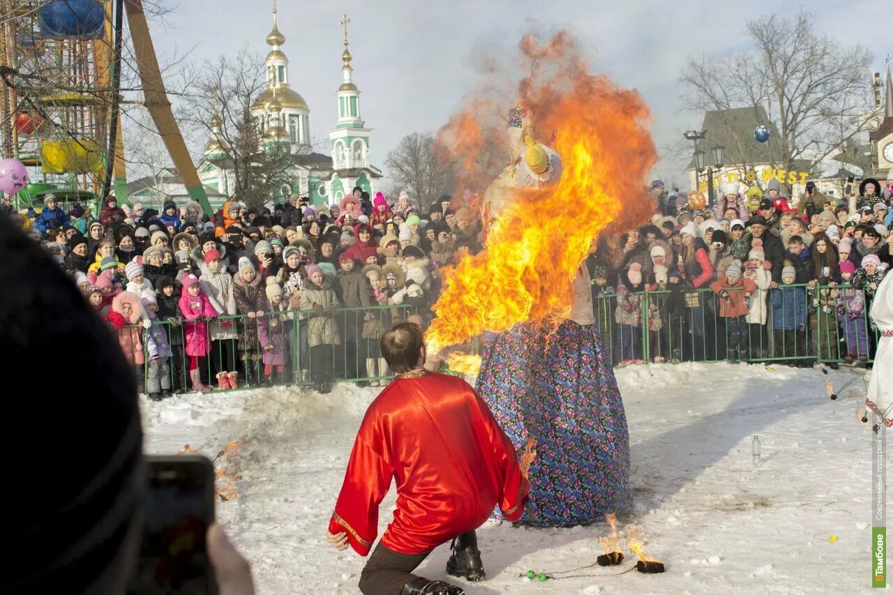 Сколько празднуют масленицу. Праздник Масленица сожжение чучела. Сжигание чучела Масленицы на Руси. Праздничные народные гулянья.