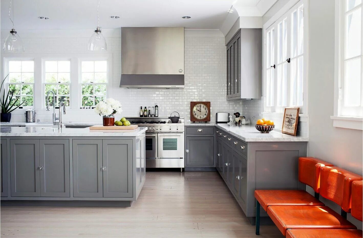 Серые кухни. Кухня в серых тонах. Кухня в сером цвете. Светло серая кухня. Кухня серого цвета какие стены