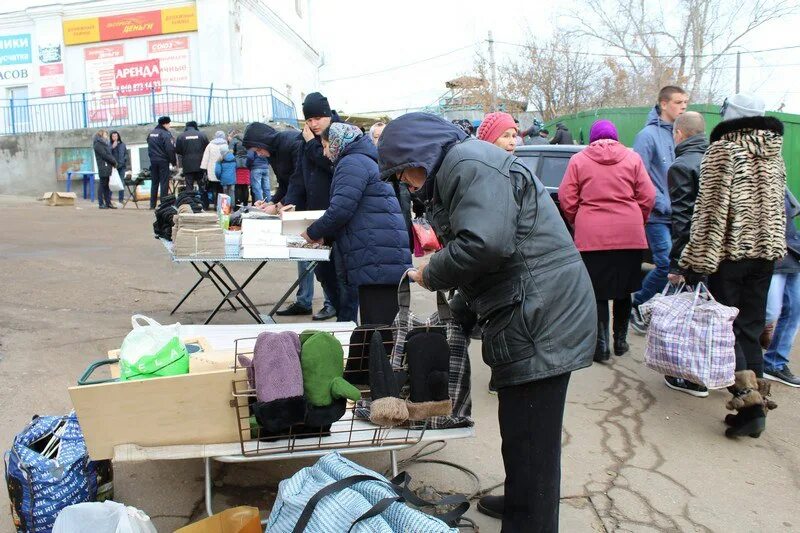 Торговля бумагой. В Перми пресекли незаконную торговлю носками. Торговля незаконная на остановках Великого Новгорода. Продавец нелегал. Развозная торговля новости.