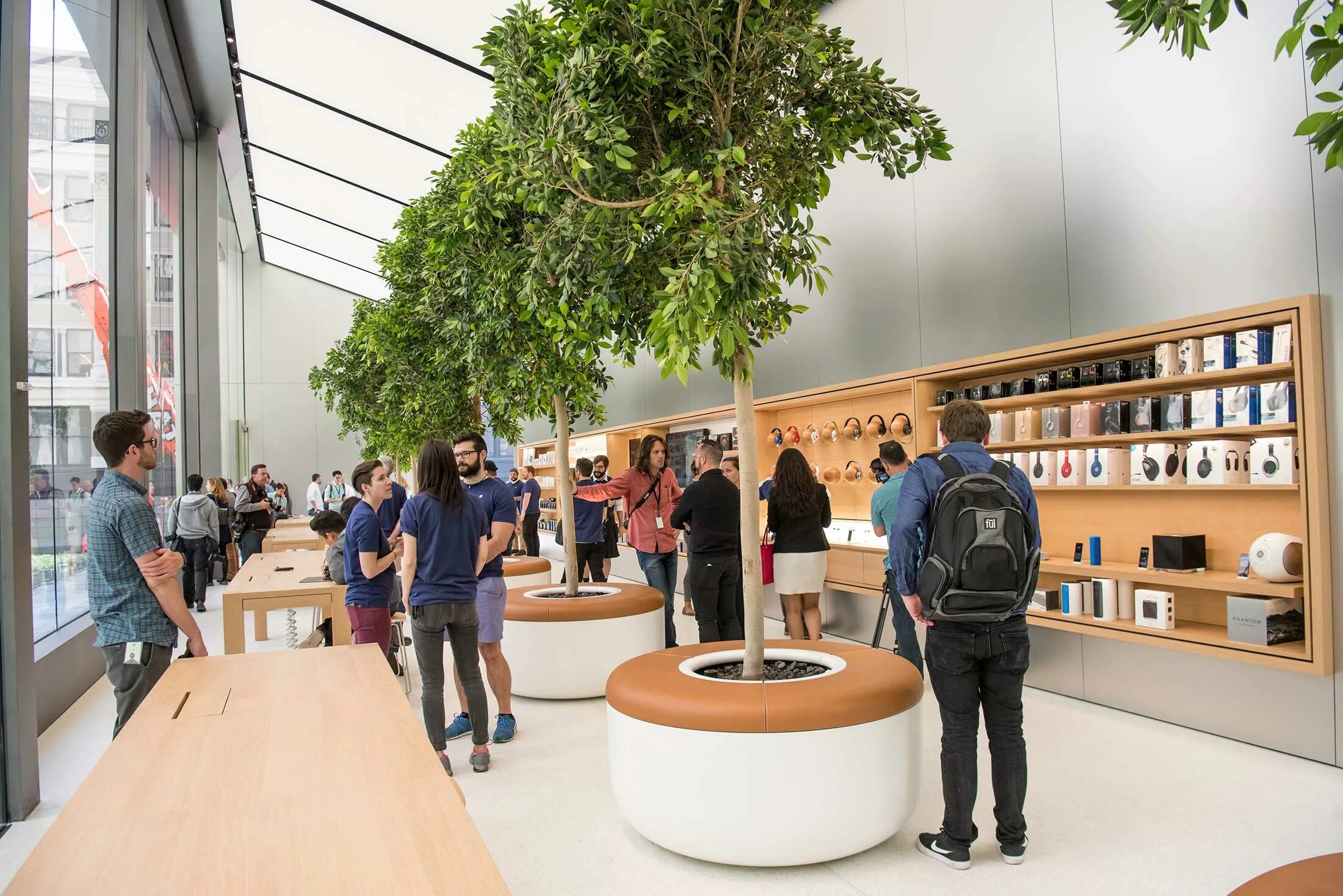 What s new for apple. Офис эппл стор. apple store 2025. apple store 1. apple store (магазин apple на regent street).