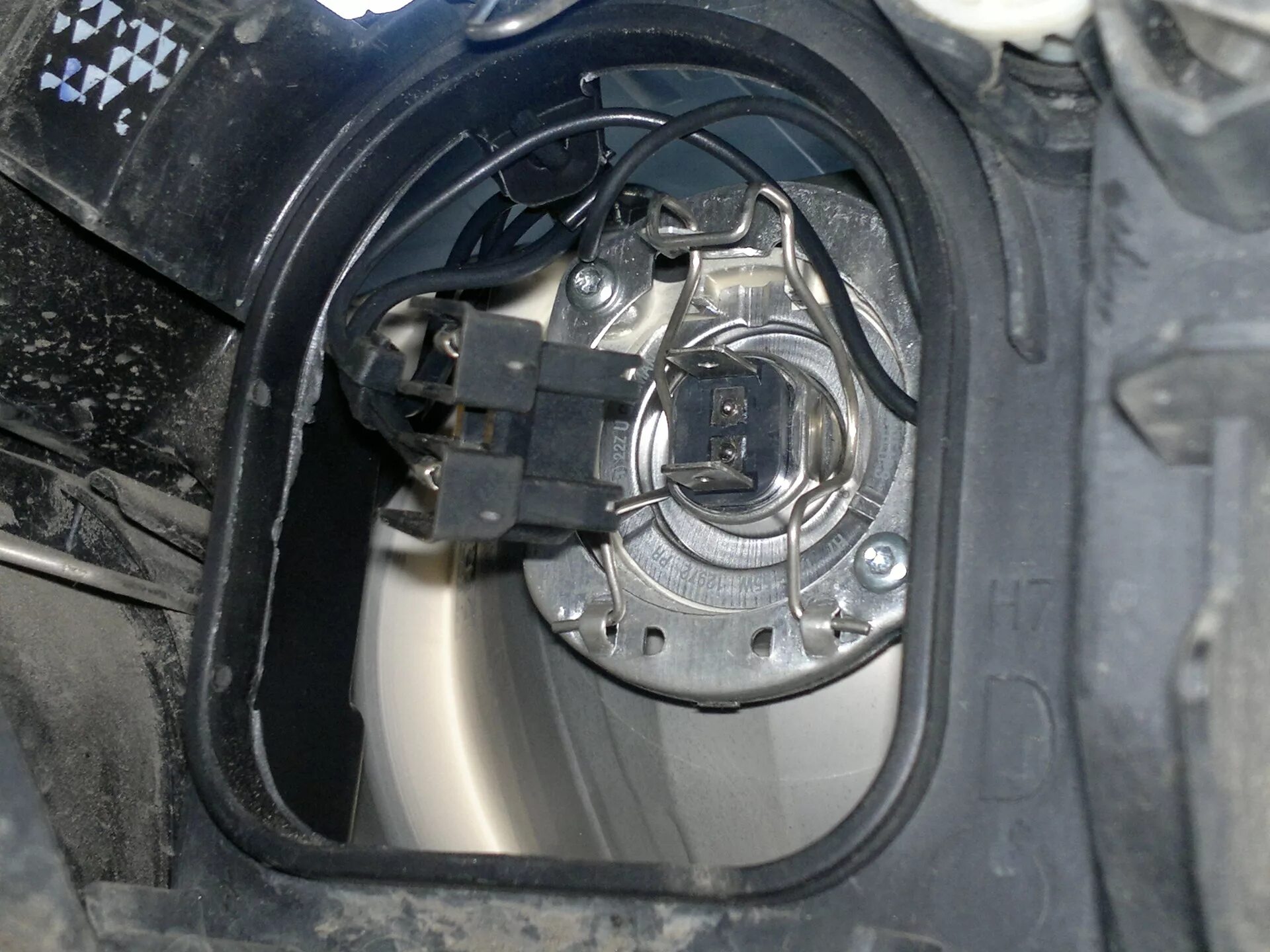 Цоколь лампы ближнего света bmw 5 2006. Замена лампы ближнего света бмв. Замена лампы ближнего света бмв. Крепление лампы ближнего света бмв е46. Замена лампы ближнего света бмв.