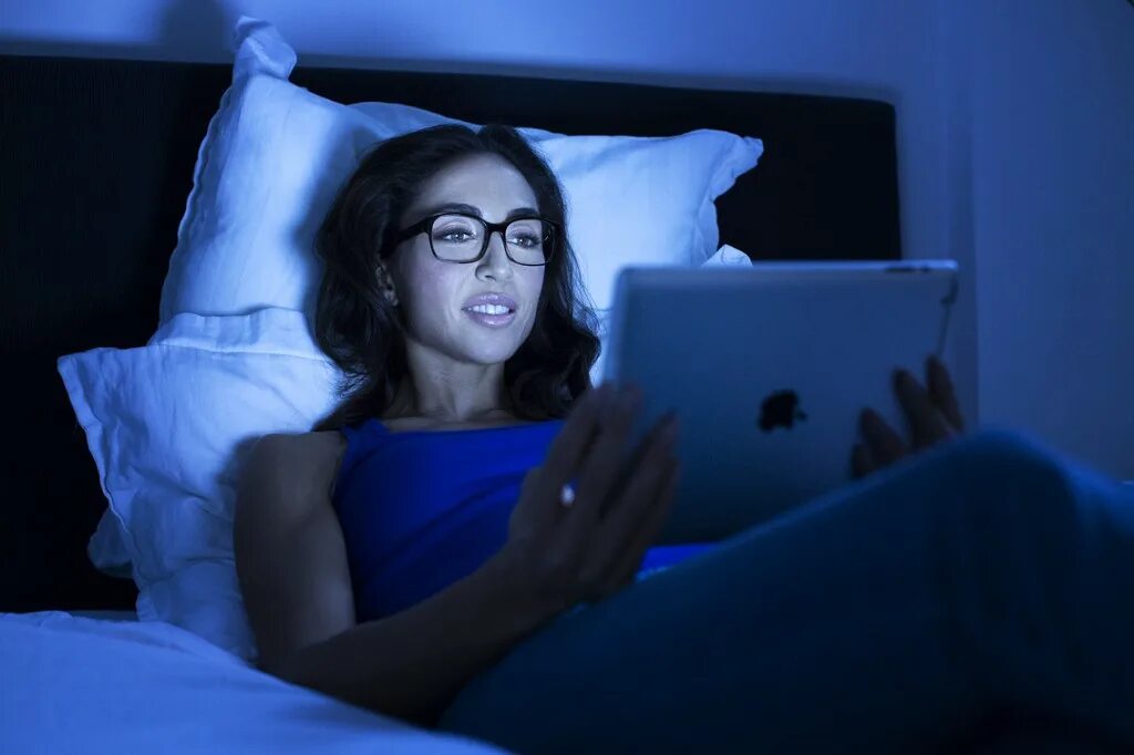 Изменился свет экрана. Синий свет от экрана. Девушка с компьютером. Синий свет от гаджетов. Человек перед экраном в темноте.