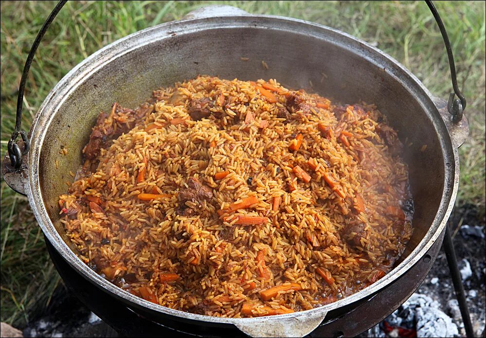 Как готовить плов в казане с мясом. Узбекский плов в казане на костре. плов в казане на костре. настоящий узбекский плов в казане. узбекский плов на костре.