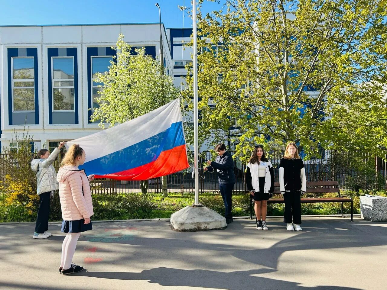 Линейка посвященная поднятию флага РФ. Флаг России в школе. Поднятие флага на соревнованиях. Российская школа СПБ флаг России. Сайт школа 1358