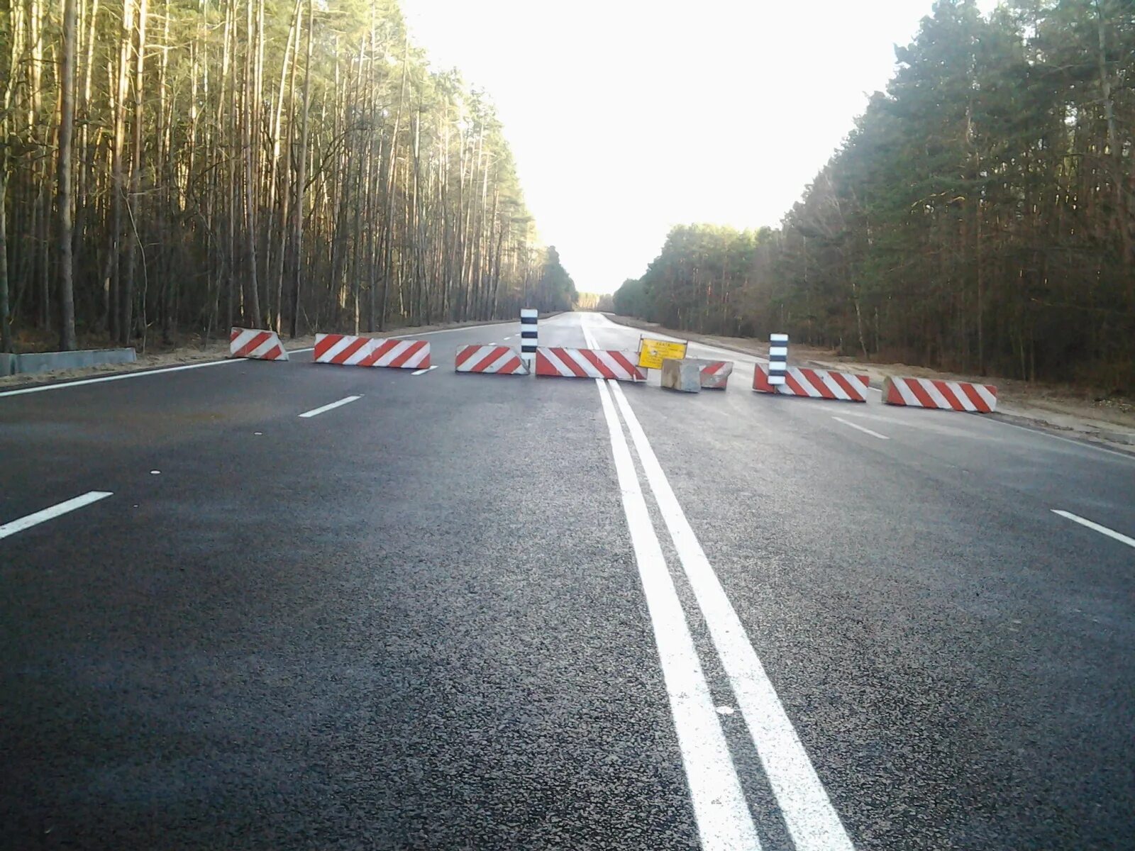 Анекдоты про дорогу. Приколы про автолюбителей и дороги. Шутки про автомобилистов. Дороги надпись. Цитаты для водителей на дороге.