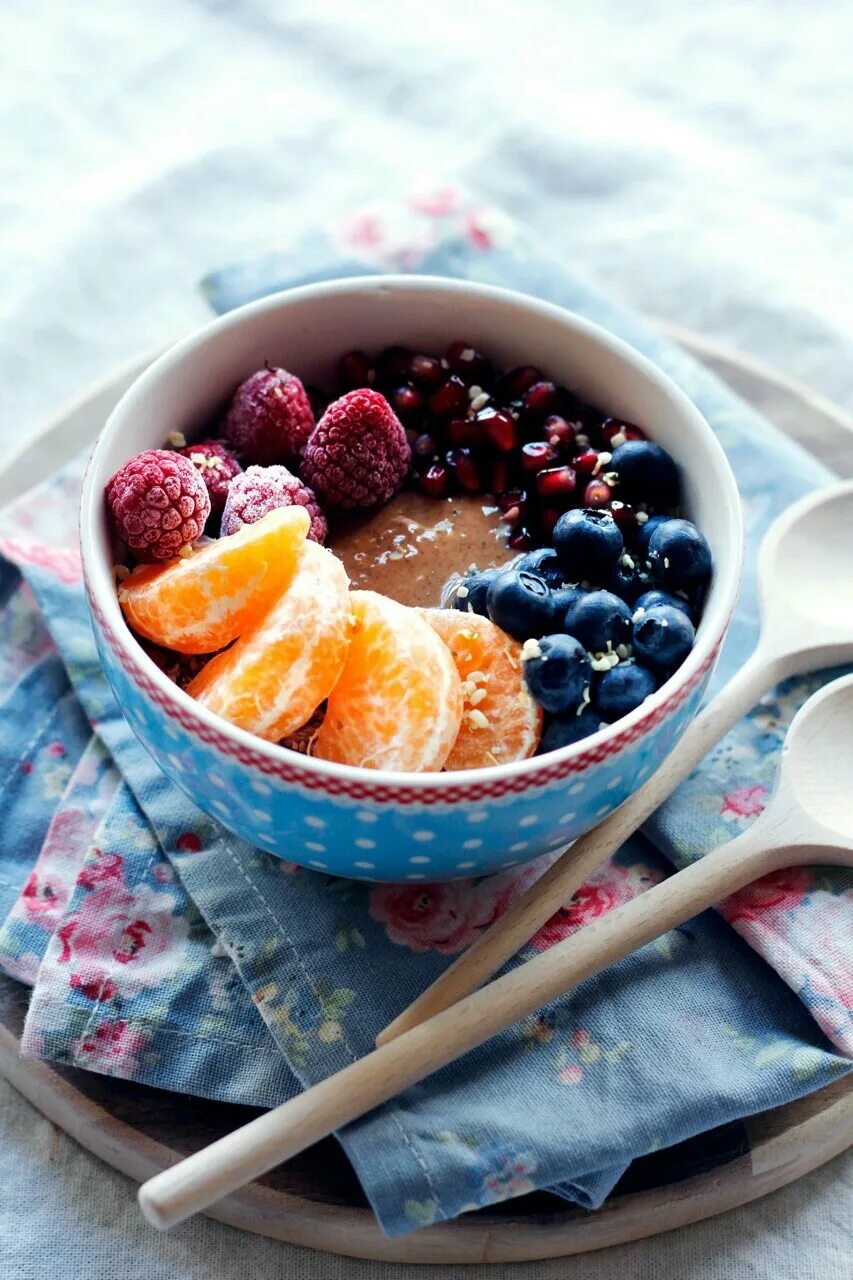 Ешьте фрукты утром. Доброе утро фрукты. Сладкого фруктового утра. Вкусняшки завтрак ромашки. Красивое утро с фруктами в инст.