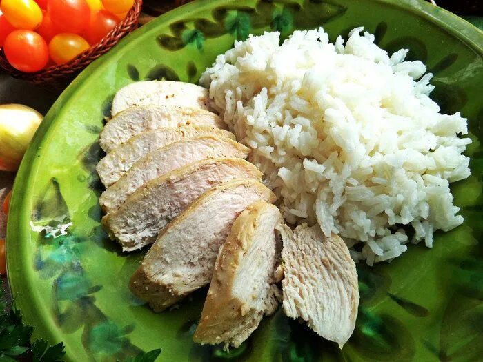 Курицу под рис. Рис с куриной грудкой. Куриная грудка с рисом. Отварная курица с рисом. Вареная курица с рисом.