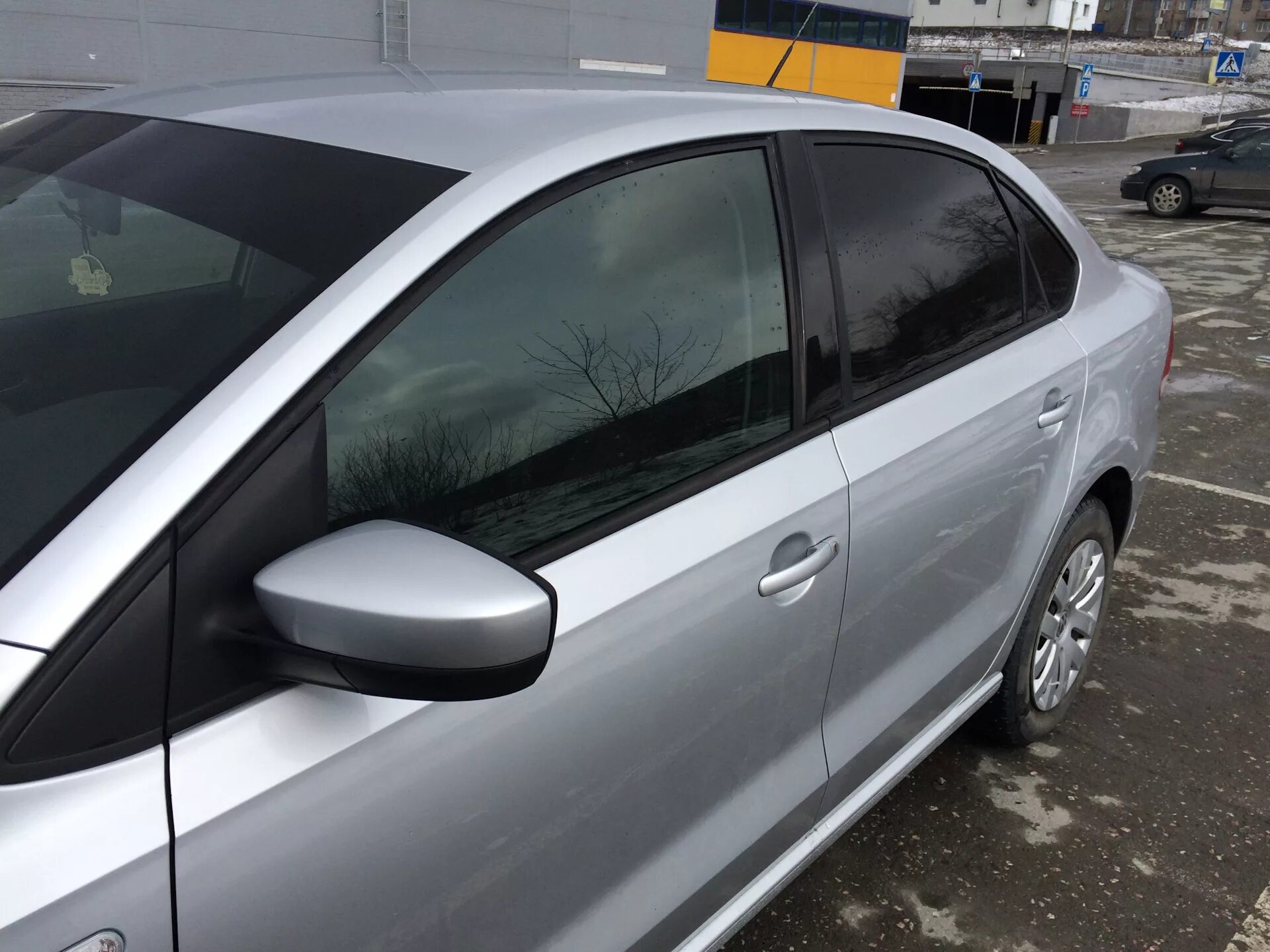 Тонировка 75 процентов. Тонировка поло седан 75. volkswagen polo sedan тонировка. тонировка 50 фольксваген поло. амс 50% тонировка.