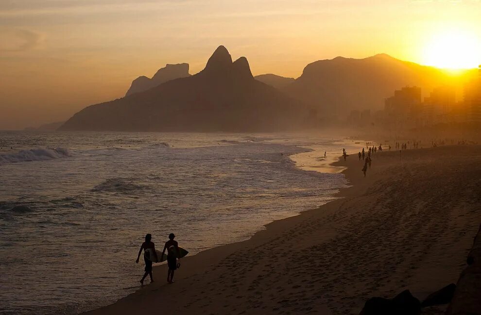 Пляж Ипанема Рио-де-Жанейро закат. Закат на пляже в Рио. Рио де Жанейро пляж. Пляжи Рио-де-Жанейро сёрферы.