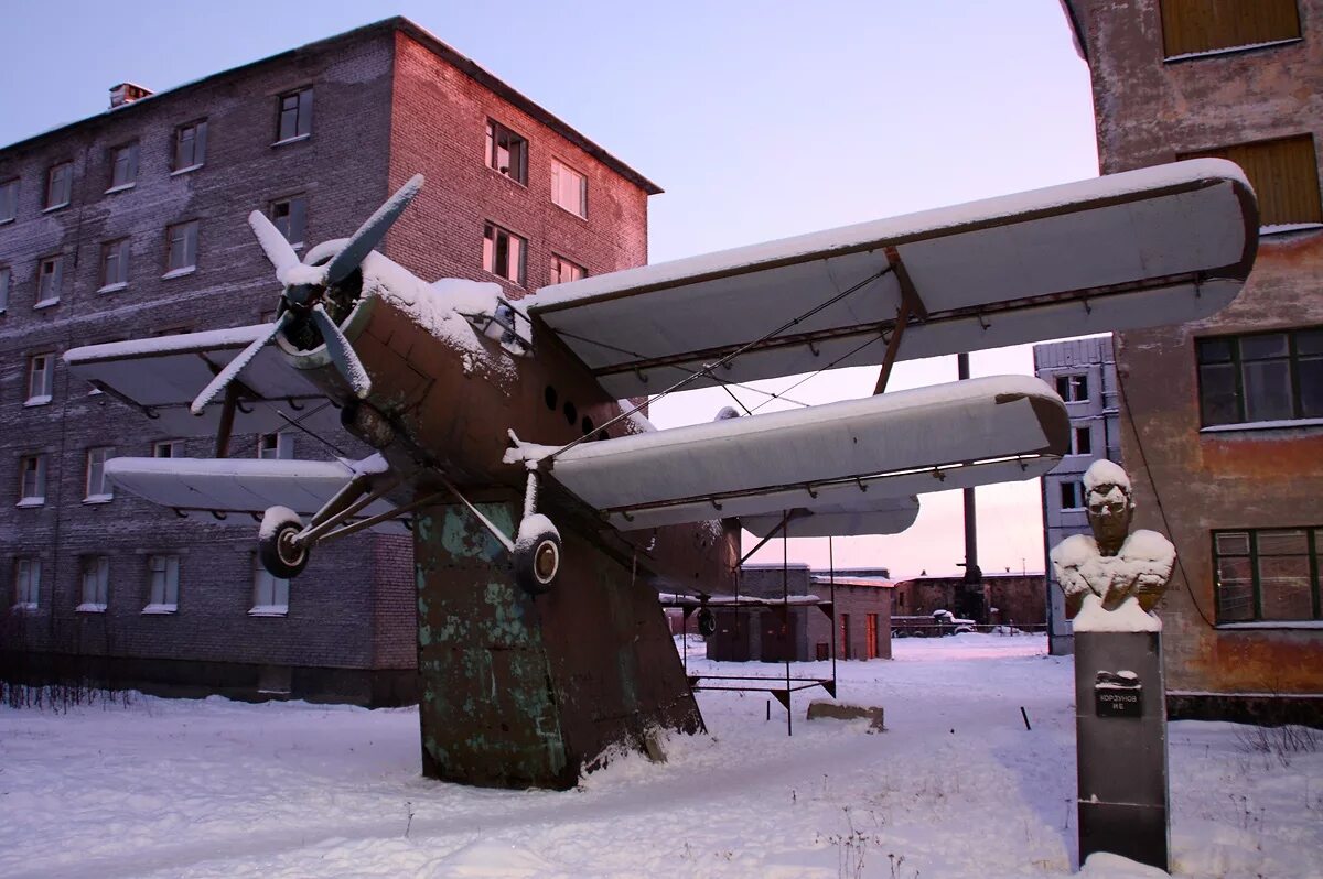 Памятник ан2 в Корзуново. Корзуново Луостари. Гарнизон Корзуново. Сайт поселок Корзуново Мурманская.