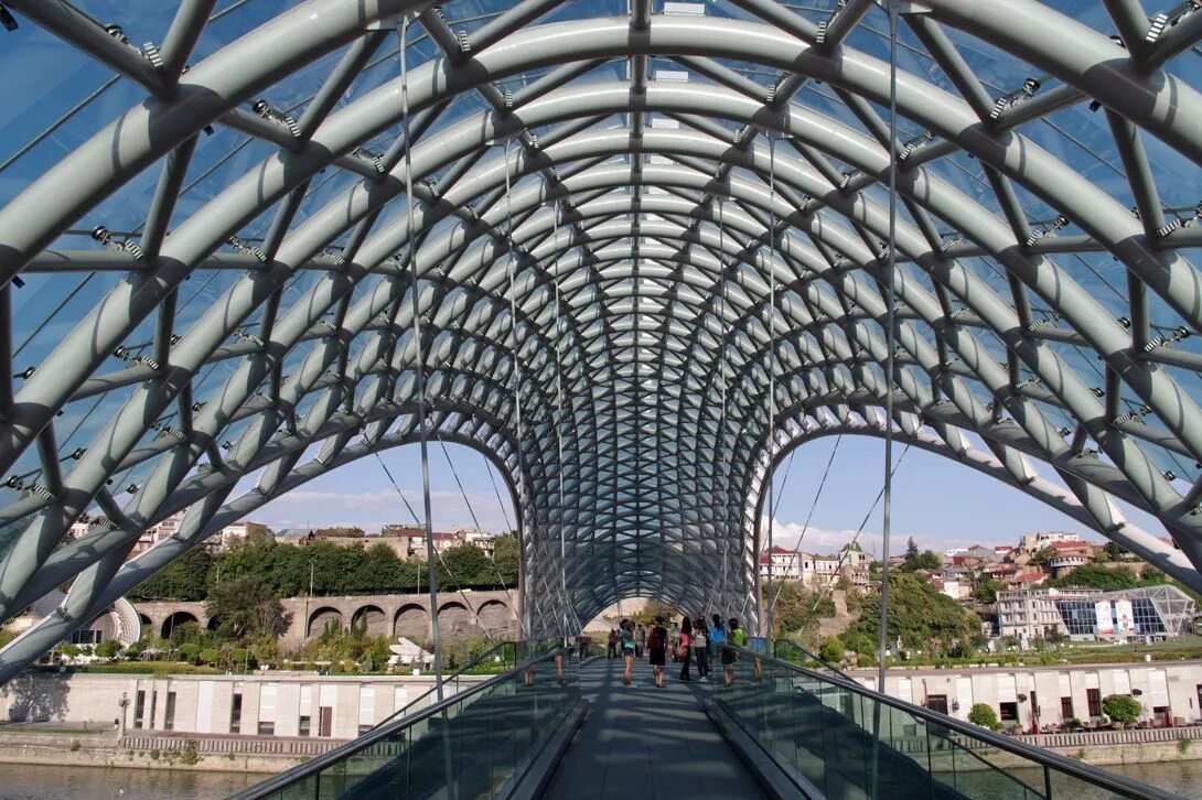 Мост в грузии. Пешеходный мост в Тбилиси. Стеклянный мост в Тбилиси. Мост дружбы Тбилиси.