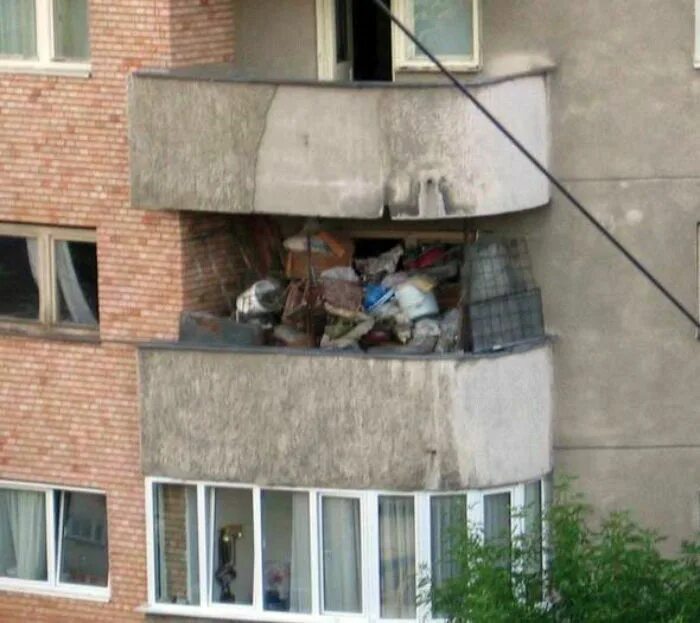 Прикольный балкон. Ужасный балкон. Захламленный балкон. Балкон заваленный вещами.