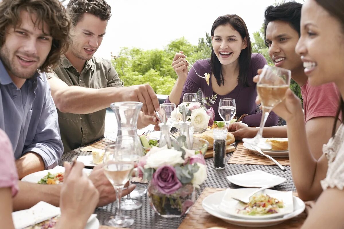 Friends dining. Ужин с друзьями. Дружеское застолье. Застолье с друзьями. Люди за праздничным столом.