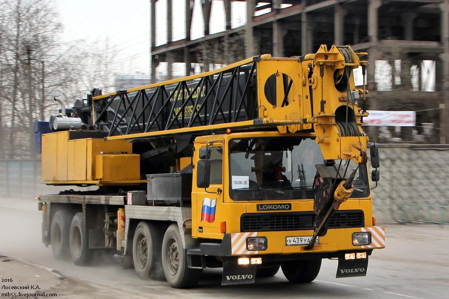 Кран на шасси автомобильного типа. Кран локомо 90 тонн. локомо 393. кран lokomo a-393mr. финский автокран локомо.
