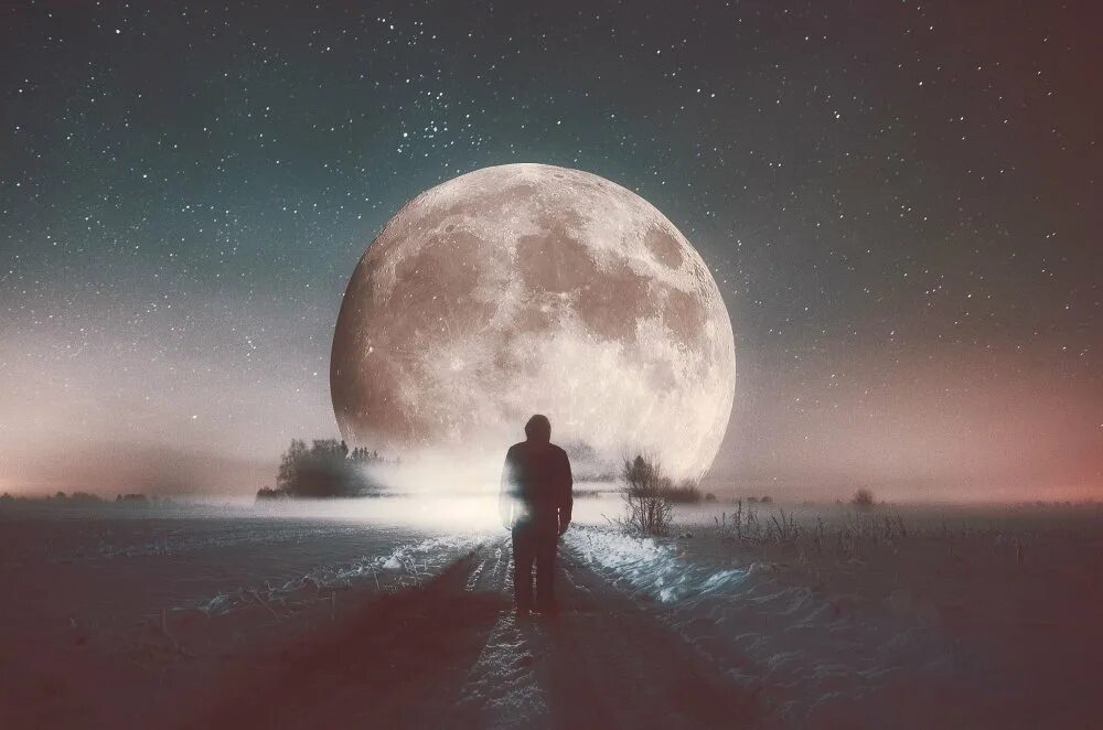 Одинокий человек и Луна. Человек под луной. Человек на фоне Луны. Луна одиночество.