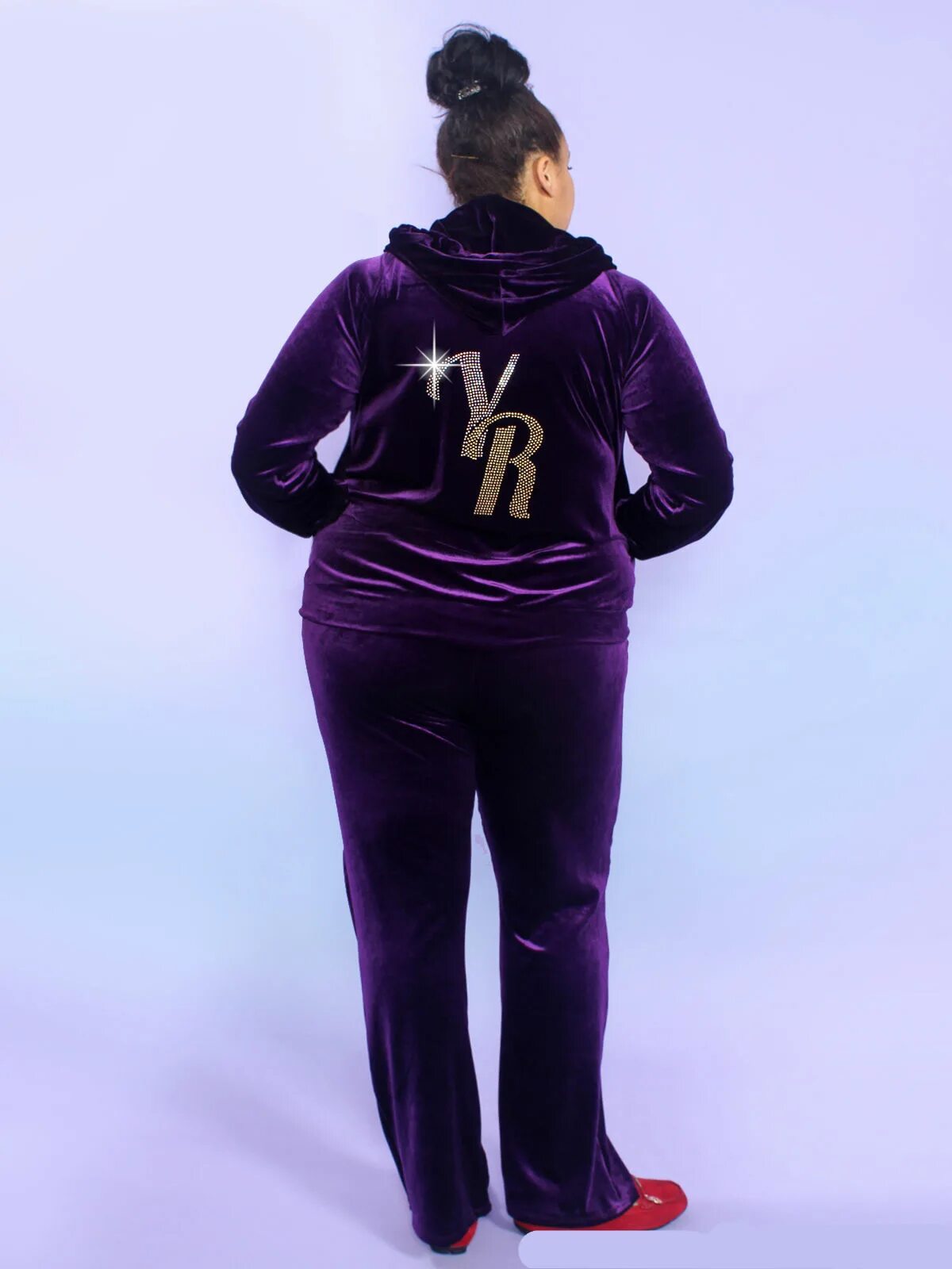 Большие спортивные костюмы. Спортивный костюм женский 2020 велюровый валберис. Vilana костюм велюр. Велюровый костюм. Велюровый спортивный костюм.