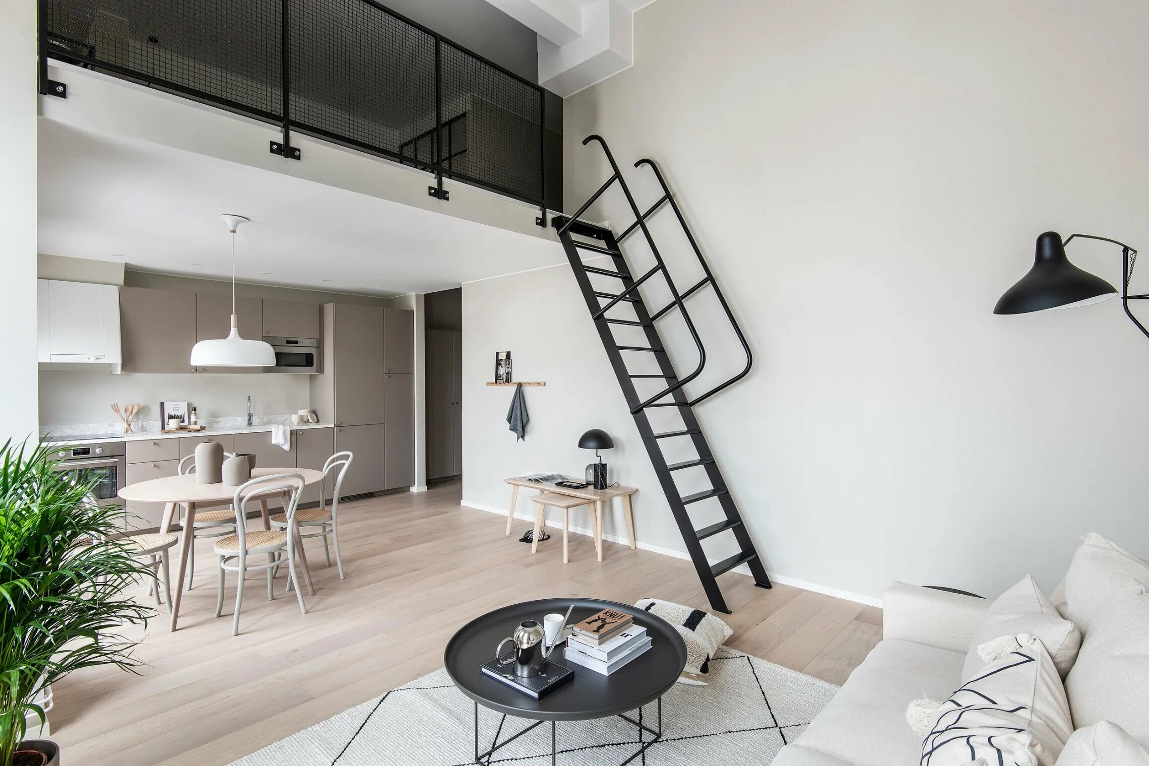 двухуровневая студия в стиле лофт 20 м2. квартира высота 4 метра. квартира высота 4 метра. квартира с высокими потолками. двухуровневая студия 18 кв м лофт.