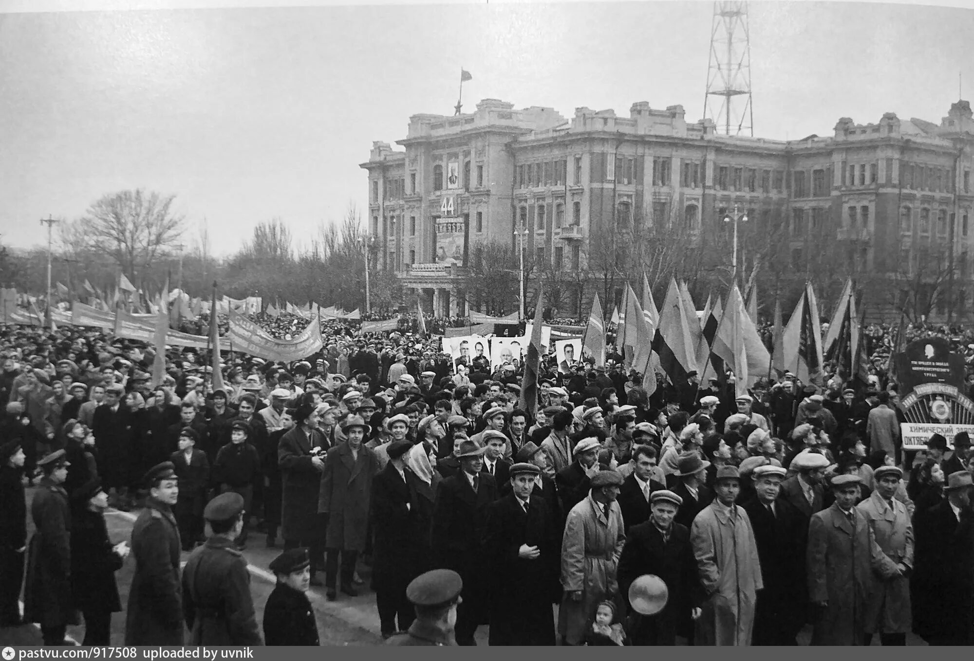 Парад в честь Октябрьской революции 1973. Шествии Октябрьской революции. Парад в честь годовщины Октябрьской революции. Парад Октябрьской революции 1990. 32 годовщины октября