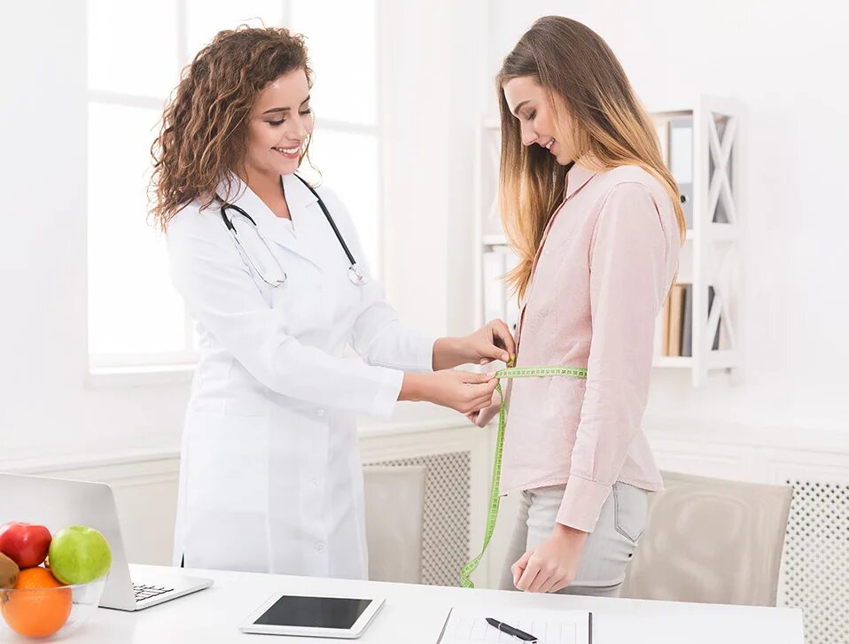 Врач диетолог. Пациент с ожирением. Врач диетолог. Пациент диетолога. Врач и пациент.