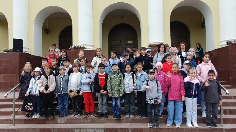 Дубровицы культурно просветительский. Школа дубровицы фото.