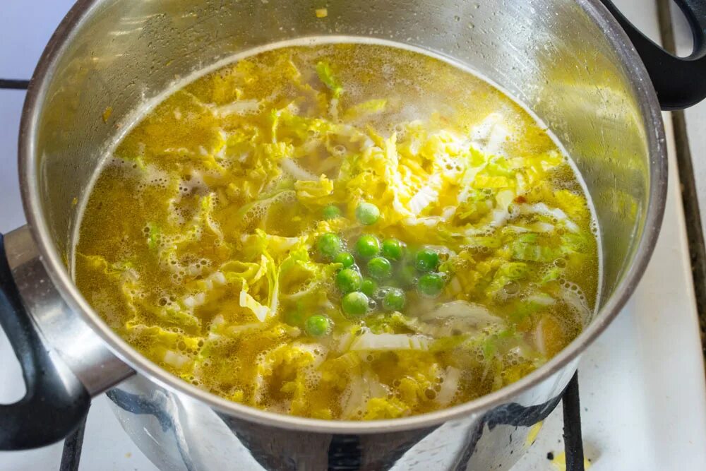 Суп из пекинской капусты с курицей. Щи из пекинской капусты. Суп с китайской капустой. Суп из пекинской капусты. Суп с пекинской капустой и курицей.