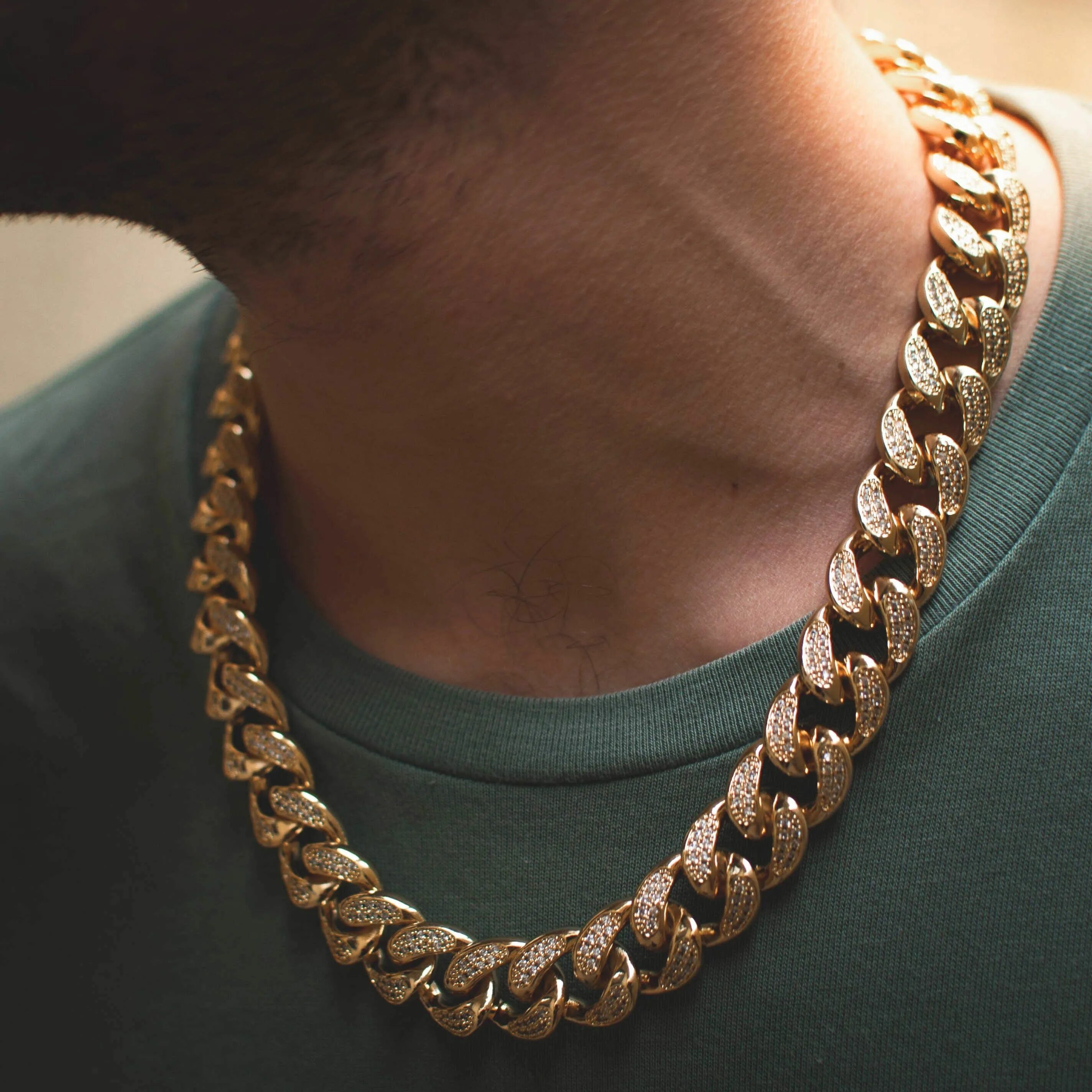 Толстая золотая цепь на шее. Цепь мужская Diamond Cuban Chain. Cuban link цепь. Золотая цепь Cuban link. Цепь Diamond Cuban Chain с бриллиантами.