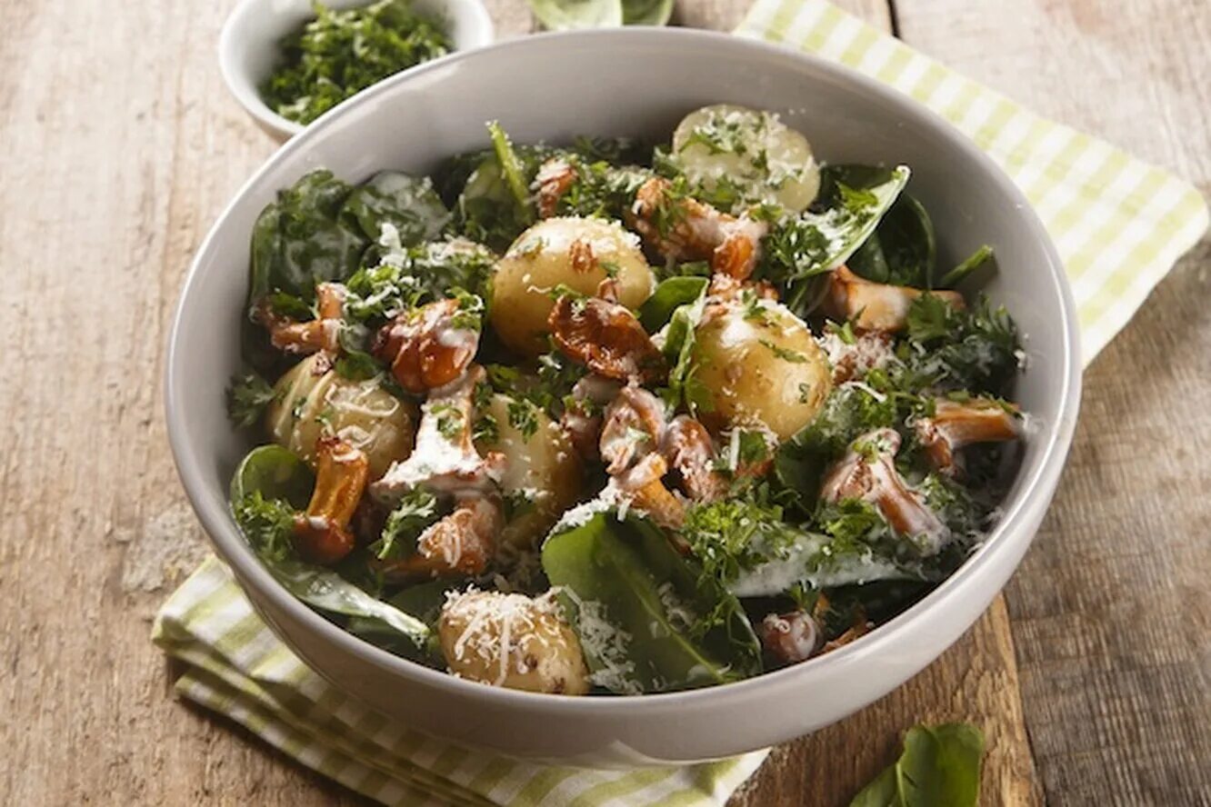 вкусные лисички. жареная картошка с лисичками. лисички грибы с курицей рецепты. лисички грибы с курицей рецепты. теплый салат с лисичками.