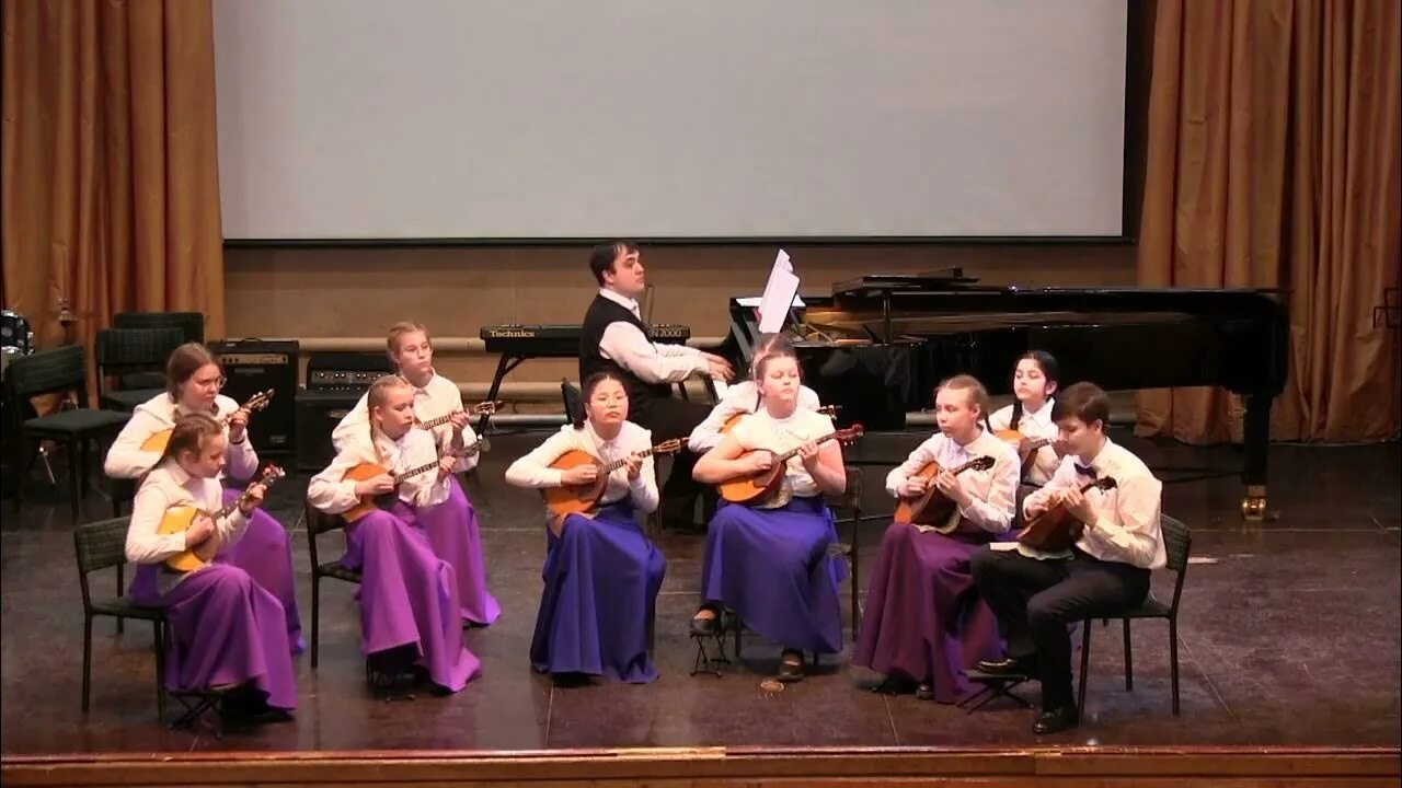 Оркестр домристов. Домровый ансамбль. Домра ансамбль. Ансамбль гренада. Дши вятские поляны.