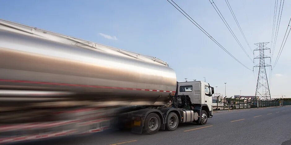 Топливо для грузовых автомобилей. Керосин ТС-1 Нефтебаза. Доставка дизельного топлива. Грузовик с керосином. Авиационный транспорт перевозки керосина.