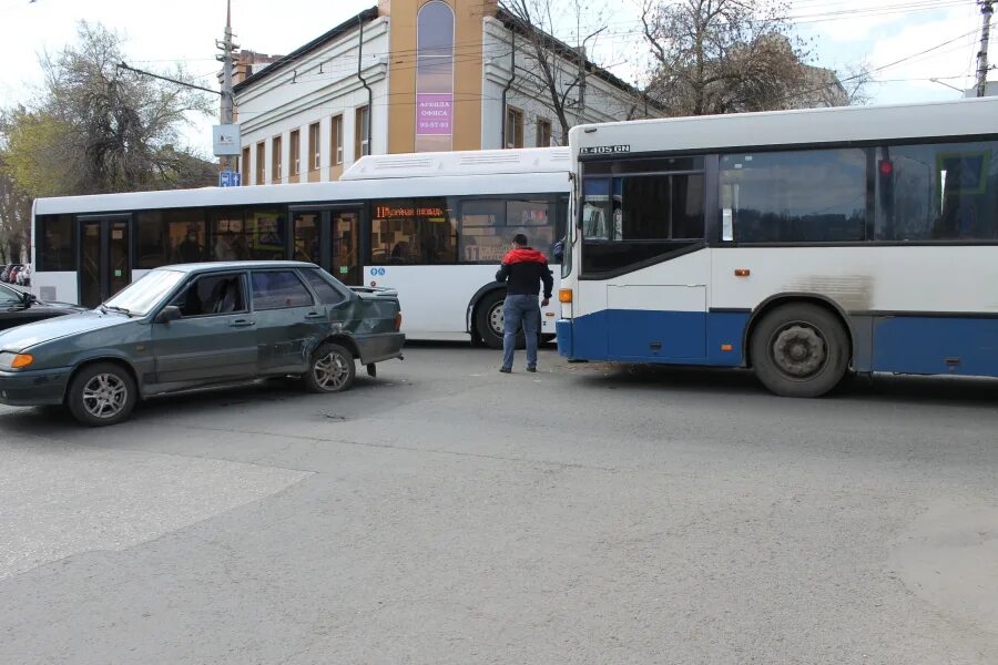 124 автобус алматы. Поломка автобуса на трассе м4 дон. Какие автобусы столкнулись. Автобус сцепка гармошка дтп. Какие автобусы столкнулись.