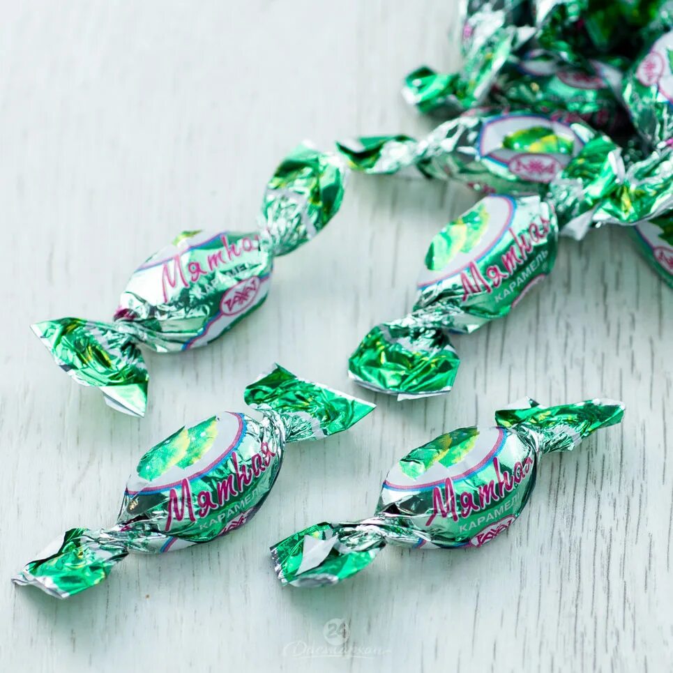 Мятные конфеты в жестяной коробочке. Мятные конфеты сладкие. Green mint жвачка. Шоколадные конфеты. Фф мятные конфеты.