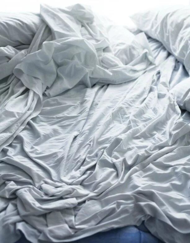Помятые простыни песня. Смятая простынь. Мятая ткань. Смятая кровать. Белая смятая постель.