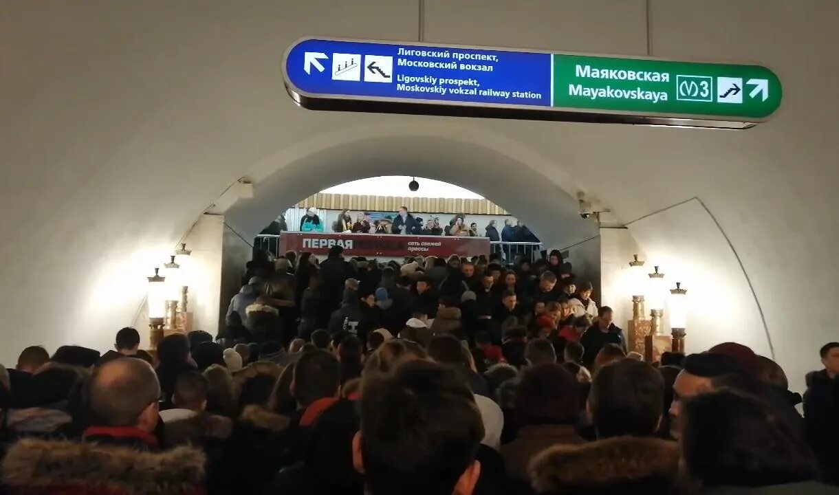 Можно метро выйдя. Метро площадь Восстания выход на Московский вокзал. Метро площадь Восстания Санкт-Петербург выход на Московский вокзал. Вестибюль метро площадь Восстания. Вестибюль станции метро площадь Восстания.