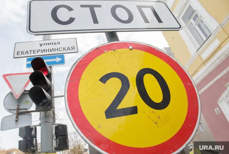 Ограничение ассоциации. Знак 20 км. ограничение скорости 20 км/ч. ограничение скорости знак 20 на дорогах. дорожные знаки снижения скорости 10 20.