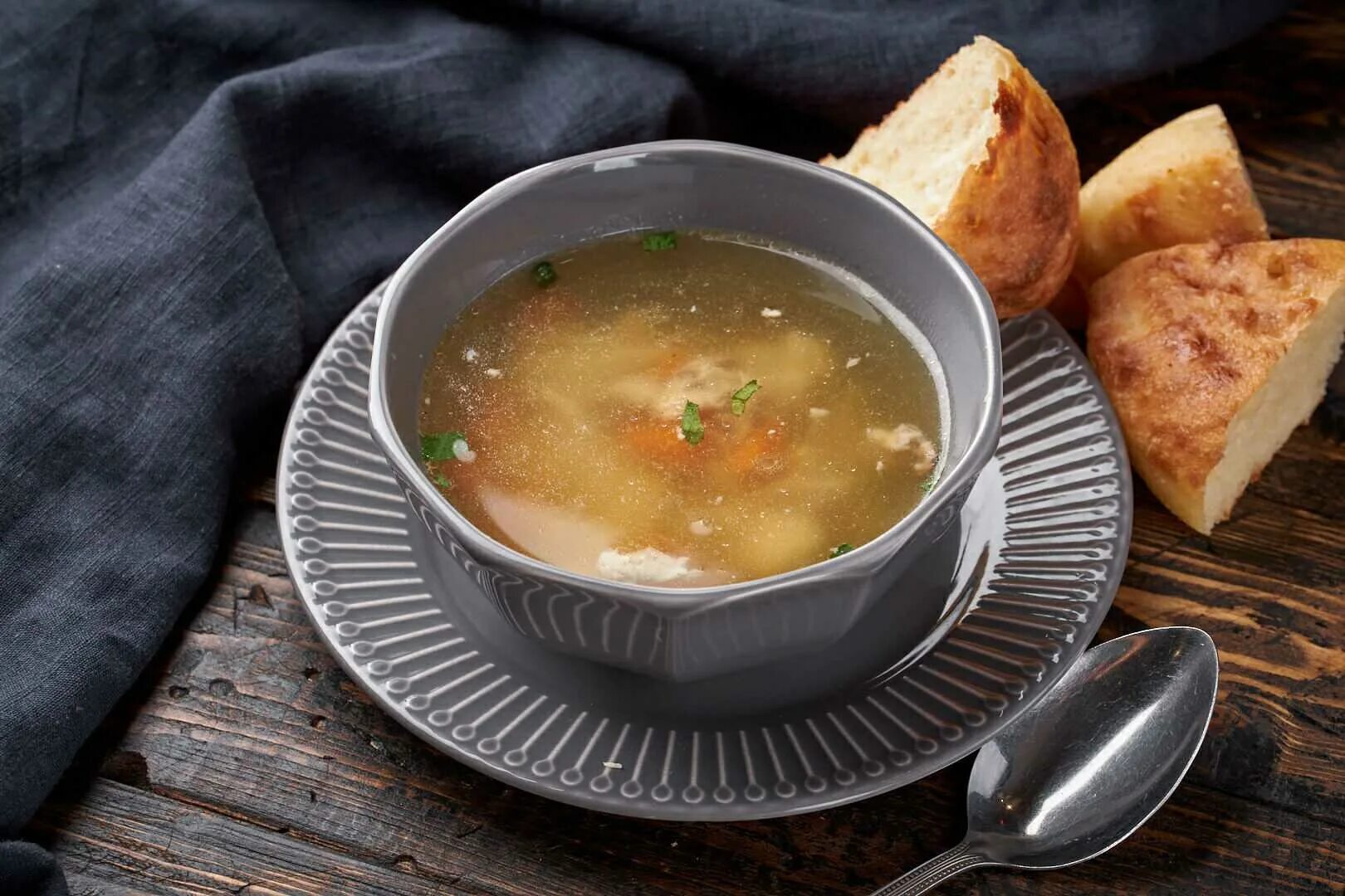 Бульон для супа из курицы. Суп бульон. Куриный бульон. Куриный суп. Суп картофельный с клецками.