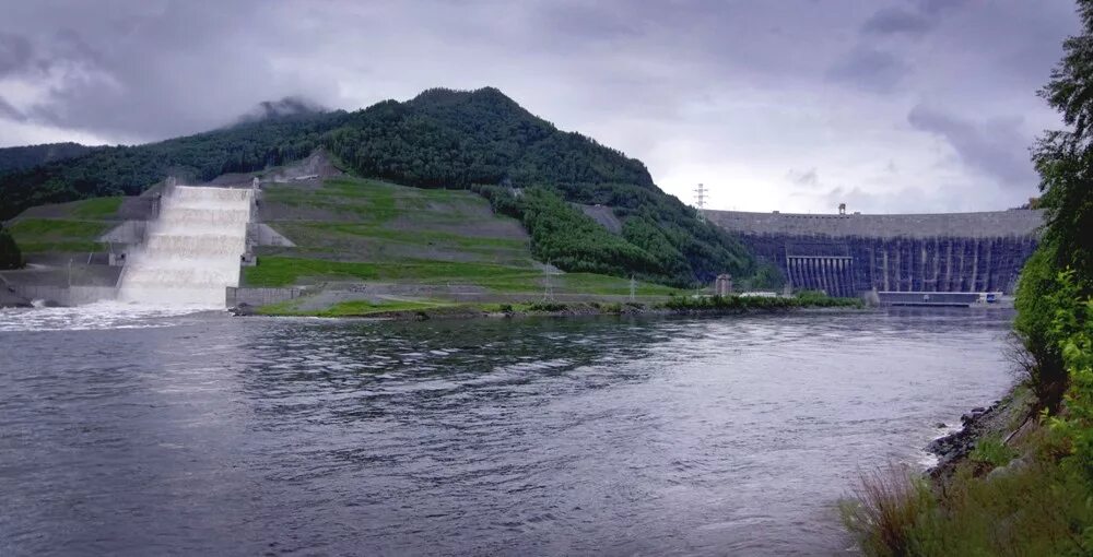 Саяно шушенская сброс воды. Саяно-Шушенская ГЭС водосброс. Береговой водосброс Саяно-Шушенской ГЭС. Абакан ГЭС Саяно Шушенская водосброс. Береговой водосброс СШ ГЭС.