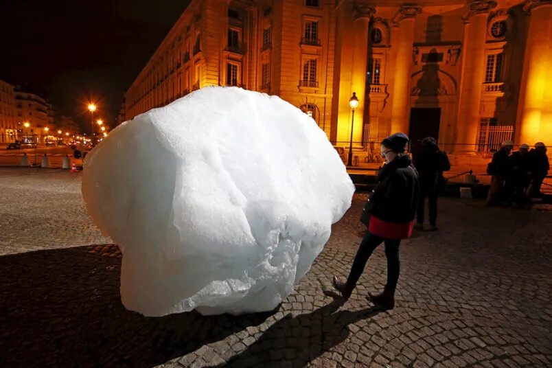 Снежный ком. Ком снега. Снежный ком человек. Ice Paris.